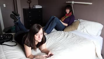 Classic Room, 1 Queen Bed, Shared Bath, Shared Living Space | Prémium ágynemű, ingyenes wifi és ágynemű
