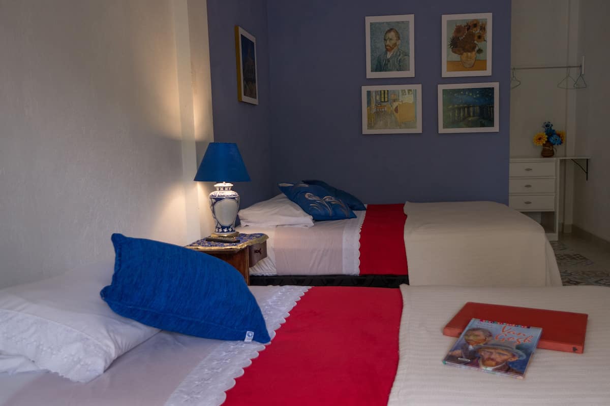 Habitación triple Confort, vistas al jardín (Ground Floor) | Edredones de plumas, colchones Select Comfort, minibar