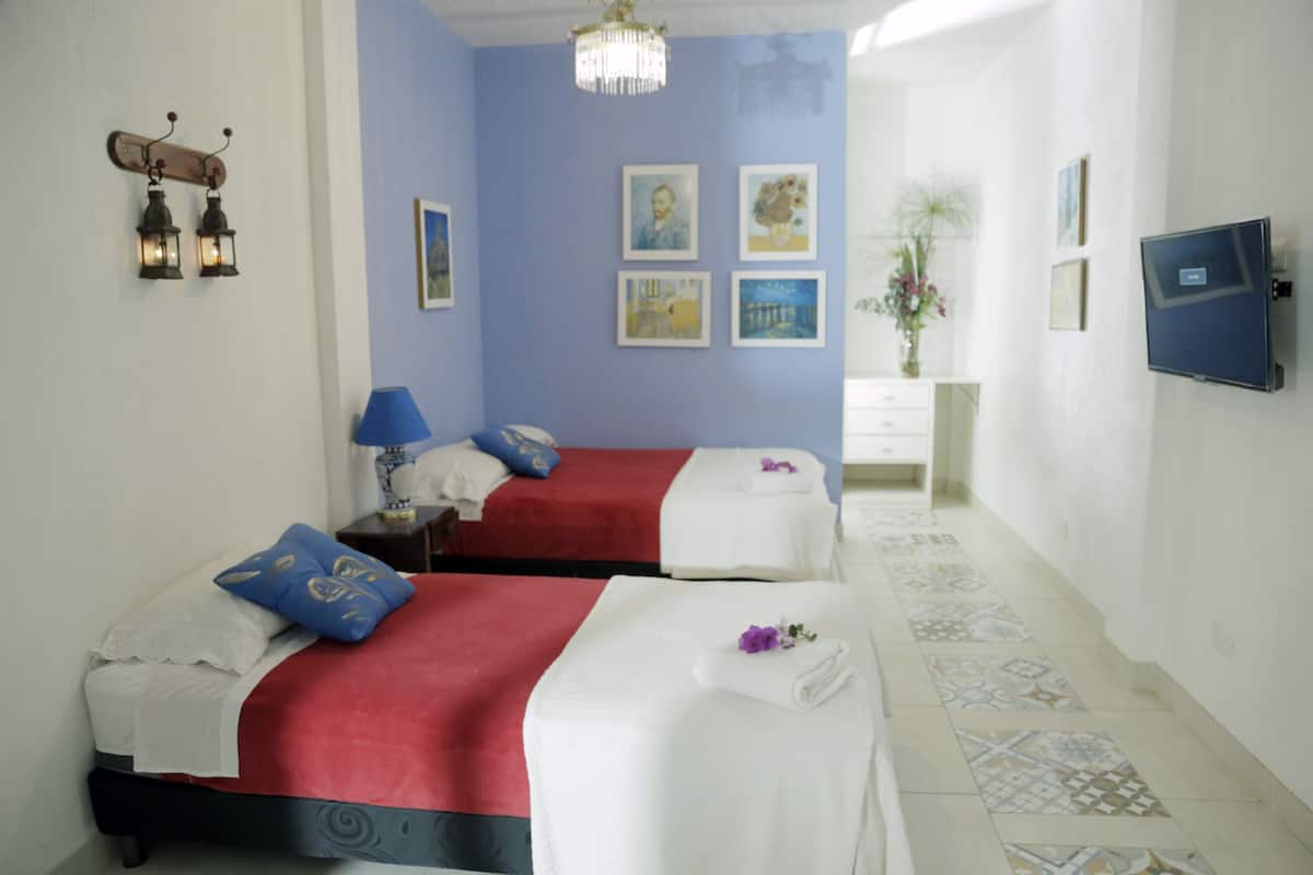 Edredones de plumas, colchones Select Comfort, minibar