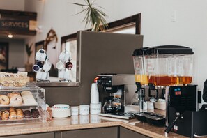 Free daily continental breakfast  - Sundance Motel (Pinedale)