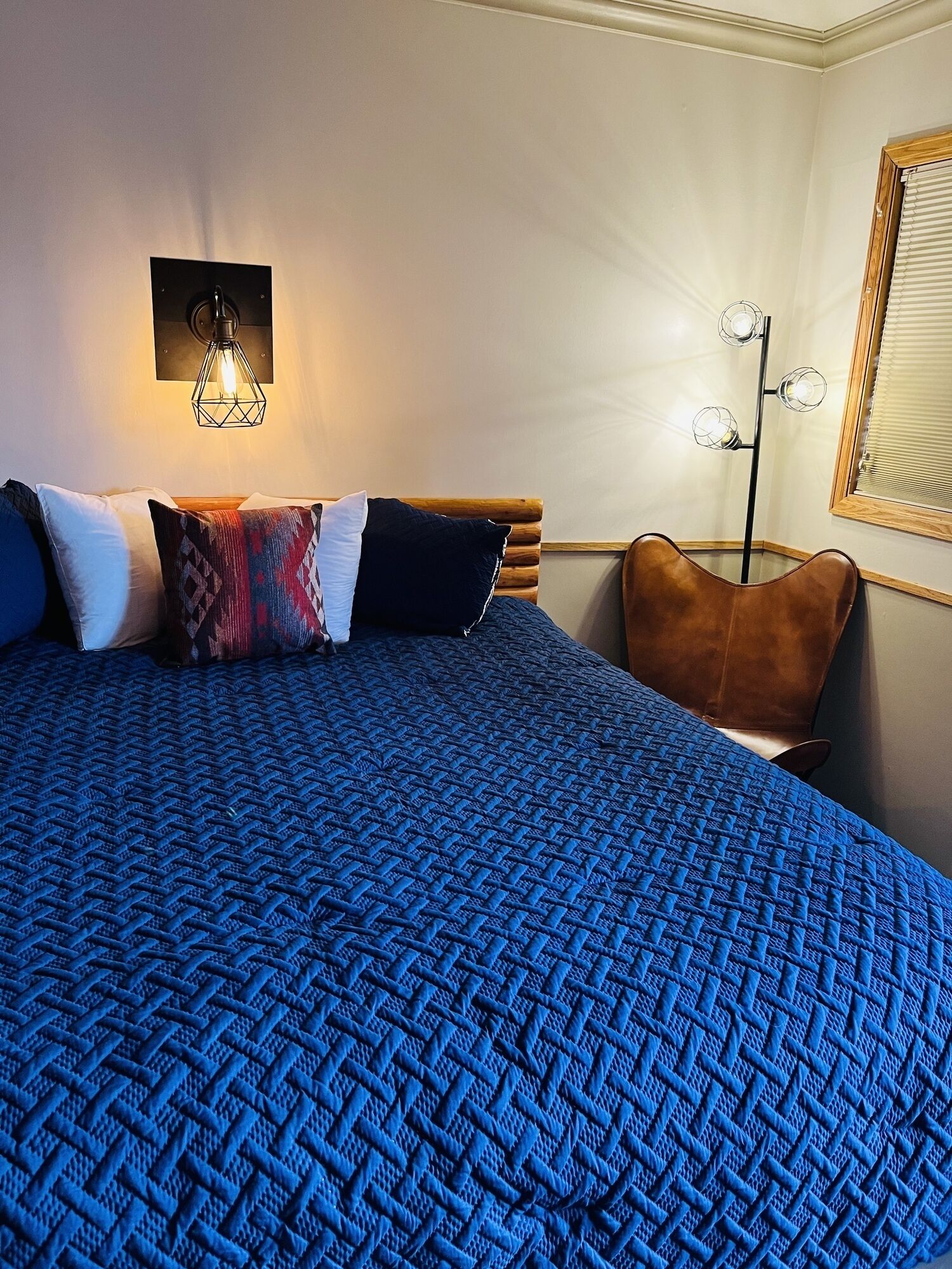 standard room, 1 king bed, refrigerator & microwave | 1 bedroom, tempur-pedic beds, iron/ironing board, free wifi