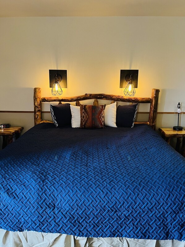 Standard Room, 1 King Bed, Refrigerator & Microwave | Tempur-Pedic beds, iron/ironing board, free WiFi, bed sheets