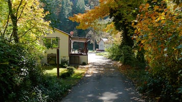 Deluxe Cabin | Premium bedding, iron/ironing board, free WiFi, bed sheets