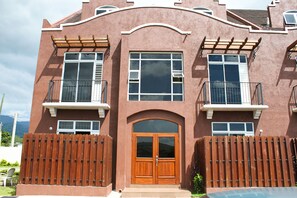 Exterior - Eclipse Suite Guest Apartments (Kingston)