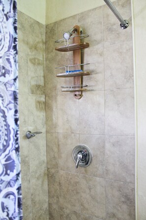 Standard-Apartment, 1 Schlafzimmer, Stadtblick, Erdgeschoss | Dusche im Bad
