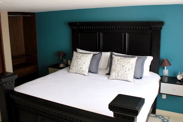 Room | Peralatan tempat tidur premium, gebar bulu kapas, peti besi dalam bilik