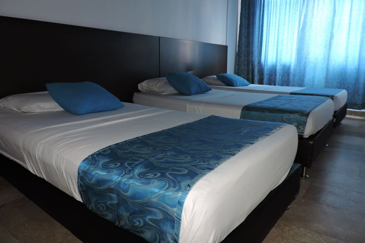 Chambre triple | Minibar, coffre-fort, fer et planche à repasser, accès au Wi-Fi (inclus)