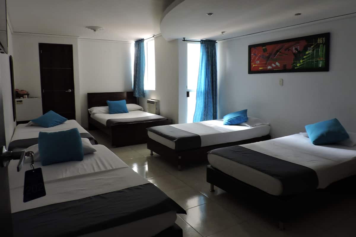 Chambre quadruple | Minibar, coffre-fort, fer et planche à repasser, accès au Wi-Fi (inclus)