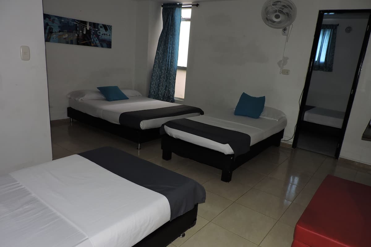 Chambre triple familiale | Minibar, coffre-fort, fer et planche à repasser, accès au Wi-Fi (inclus)