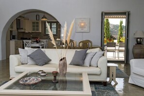 Flat-screen TV - Naoussa Hills Boutique Resort - Adults Only (Paros)