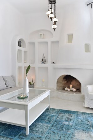 Suite - stueetage | Opholdsområde | Fladskærms-tv