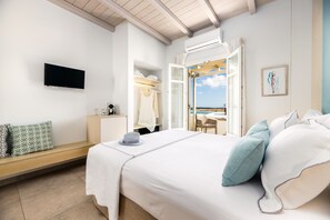 Deluxe tweepersoonskamer, terras, uitzicht op zee | Een kluis op de kamer, gratis wifi, beddengoed