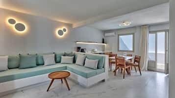 Suite With Private Hot Tub | Wohnbereich | 42-Zoll-LCD-Fernseher mit Satellitenempfang, Fernseher