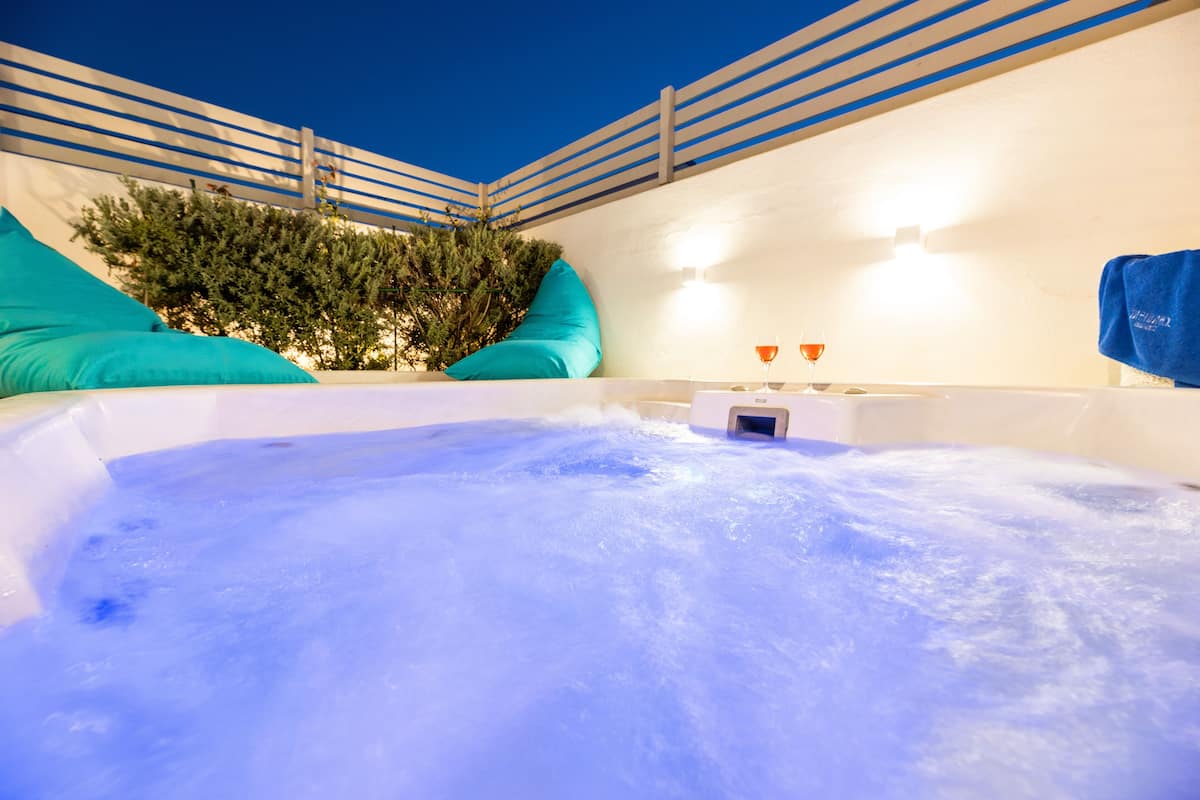 Family Suite, Hot Tub (Outdoor) | 1 bedroom, in-room safe, free WiFi, bed sheets