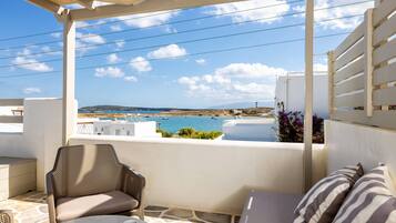 Premium Suite, Jetted Tub, Sea View | In-room safe, WiFi (free), bed sheets