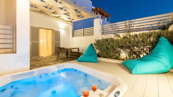 Family Suite, Hot Tub (Outdoor) | In-room safe, free WiFi, bed sheets