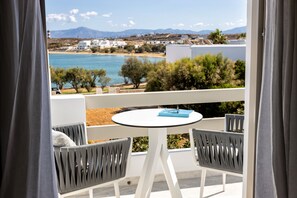 Junior suite, bubbelbad, uitzicht op zee | Uitzicht op strand/zee