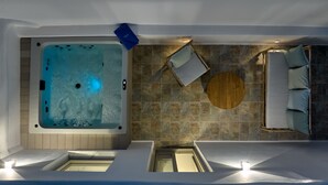 Ein moderner Wellnessraum mit Whirlpool, einer Holzbank und einem runden Tisch.
