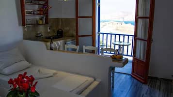 Apartment, 2 Schlafzimmer, Meerblick | Wohnbereich | LED-Fernseher