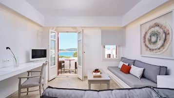 Superior Suite, 1 Queen Bed, Sea View | Zona de estar | Televisión de plasma de 25 pulgadas con canales por satélite