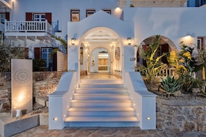 Property entrance - Stelia Mare Boutique Hotel (Paros)
