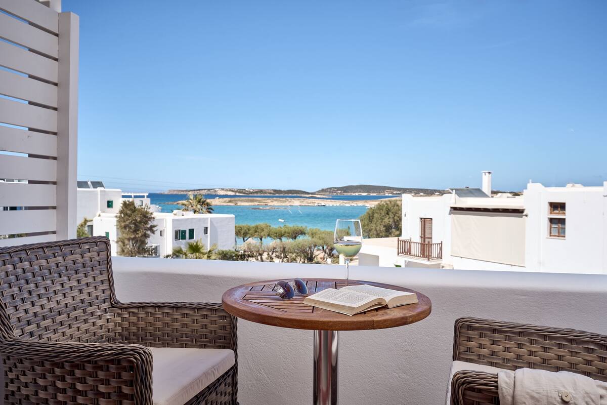 Superior Suite, 1 Queen Bed, Sea View | Uitzicht op strand/zee