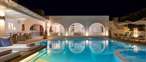 Udendørs pool, parasoller, liggestole