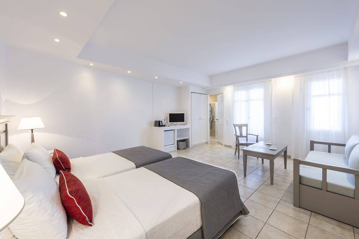 Junior suite, uitzicht op tuin | 1 slaapkamer, een kluis op de kamer, individueel gedecoreerd