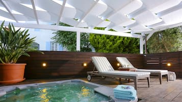 Bañera de hidromasaje al aire libre