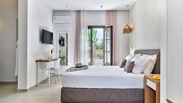 Suite Outdoor Hot Tub | Egyptian cotton sheets, premium bedding, in-room safe