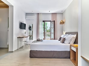 Suite Outdoor Hot Tub | Egyptian cotton sheets, premium bedding, in-room safe - Aella Residence (Paros)