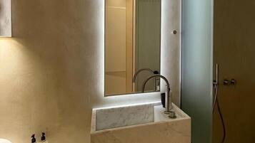 Phòng Premium | Phòng tắm | Buồng tắm vòi sen, máy sấy tóc, khăn tắm