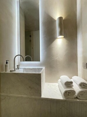 Premium Room | Bathroom | Shower, hair dryer, towels - Atlantis Hotel (Paros)