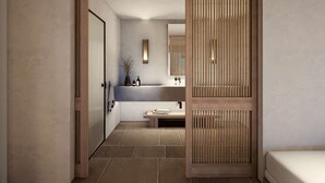 Une salle de bain moderne avec un grand miroir, un lavabo et des toilettes.