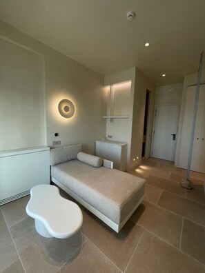 ห้องสตูดิโอสวีท | บริเวณนั่งเล่น | ทีวีจอแบน 43 นิ้ว พร้อมช่องดาวเทียม