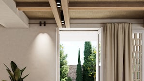 Un espace extérieur aménagé pour les repas, avec un sol en pierre, des chaises en bois et une table dressée pour deux personnes.