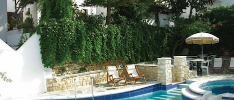 Een seizoensgebonden buitenzwembad