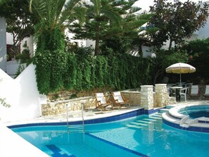 Seasonal outdoor pool - Atlantis Hotel (Paros)