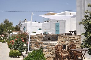 Outdoor dining - Medusa Beach Resort and Suites (Naxos)
