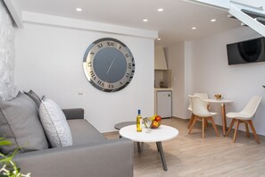 Luxury-Suite, 1 King-Bett, Terrasse, eingeschränkter Meerblick | Wohnbereich | LCD-Fernseher