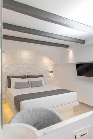 Luxury Suite, 1 King Bed, Terrace, Partial Sea View