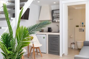 Luxury-Suite, 1 King-Bett, Terrasse, eingeschränkter Meerblick | Wohnbereich | LCD-Fernseher