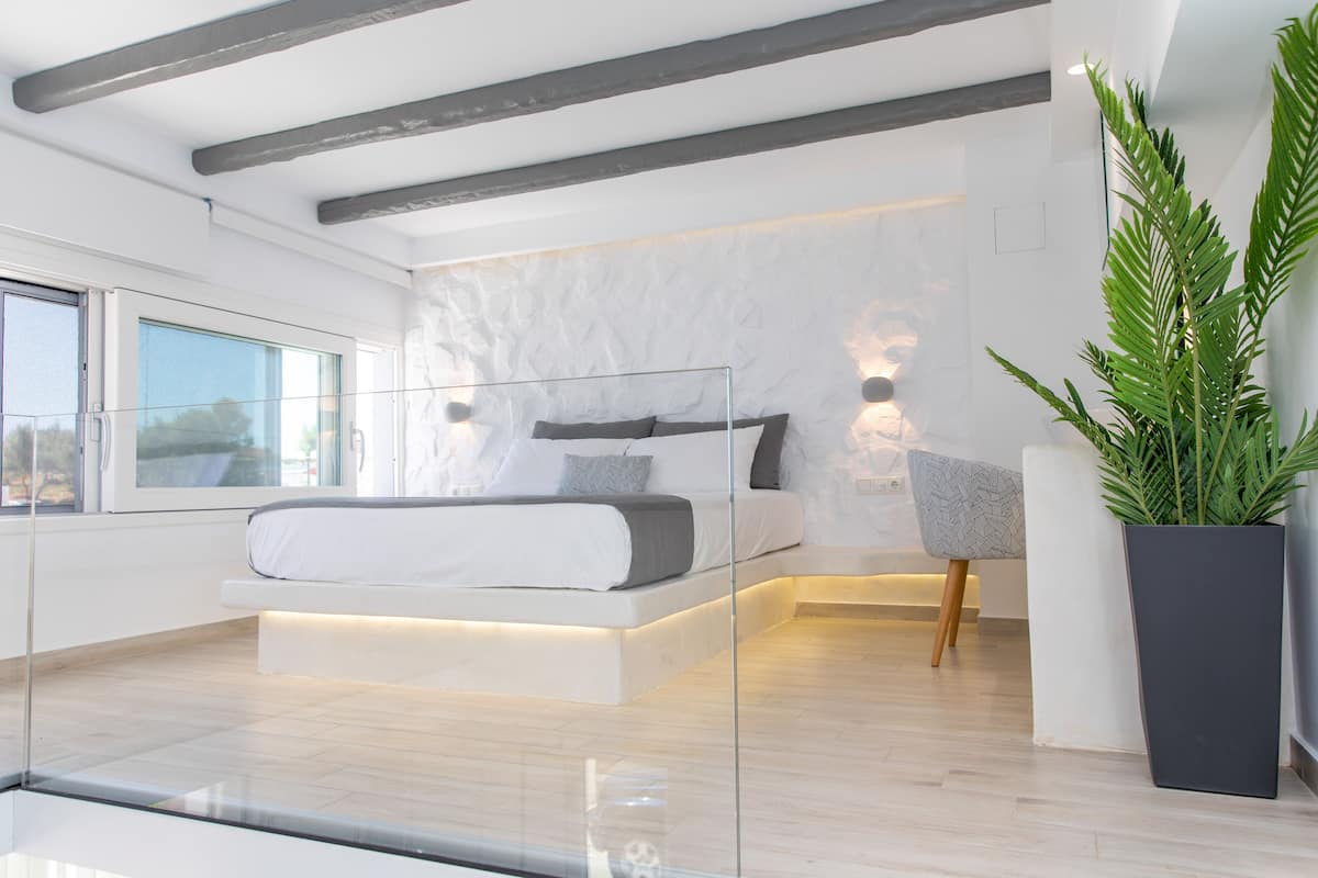 Luxury Suite, 1 King Bed, Terrace, Partial Sea View