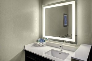 Articles de toilette gratuits, sèche-cheveux, serviettes fournies