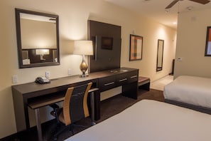 In-room safe, desk, laptop workspace, blackout curtains - Holiday Inn Trophy Club by IHG (Roanoke)