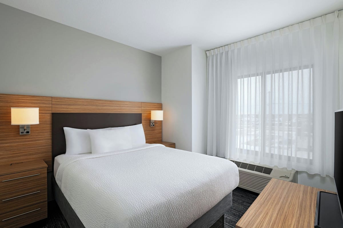 Suite, 2 Bedrooms | Desk, iron/ironing board, free WiFi, bed sheets