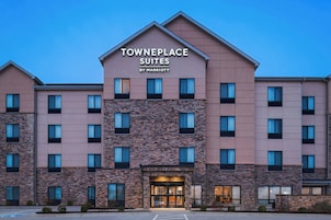 Un hotel de varios pisos con un letrero llamativo que dice "Towneplace Suites by Marriott".