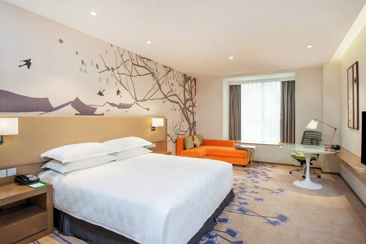 Premium bedding, down duvets, minibar, in-room safe