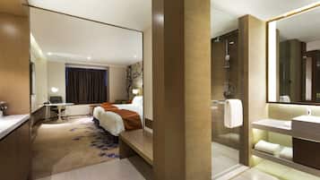 Ropa de cama de alta calidad, cubrecamas y minibar