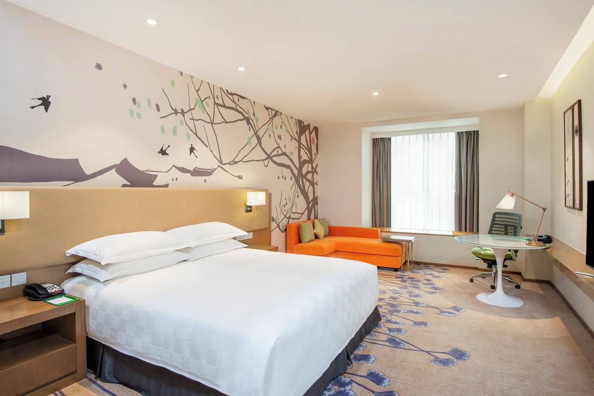 Premium bedding, down comforters, minibar, in-room safe